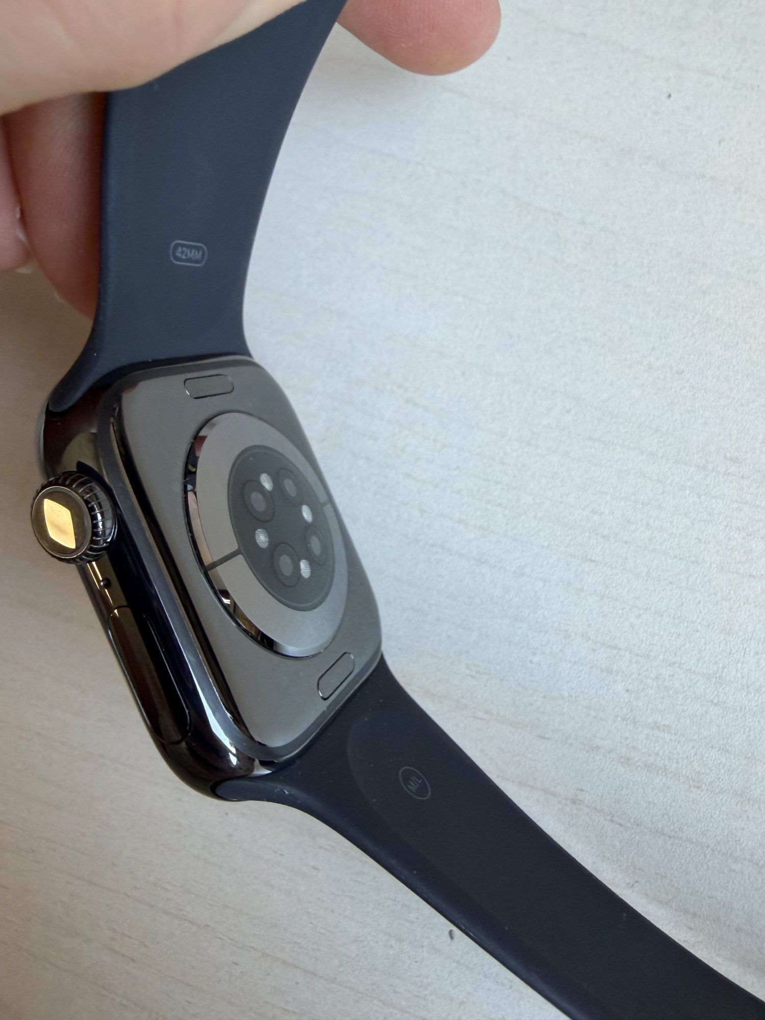 PB Apple Watch Series 10 Cellular 42mm Břidlicově šedý titan s černým sportovním řemínkem M/L