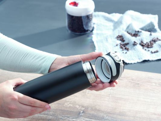 Leifheit Termoska se šikovným uzávěrem - černá 600 ml