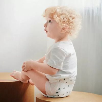 Kolorky Deluxe Velvet - Puntíky - L (8-13 kg) jednorázové eko plenky se sametovým povrchem 19 ks