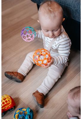 Oball Hračka autíčko Rattle&Roll™, červené 3m+