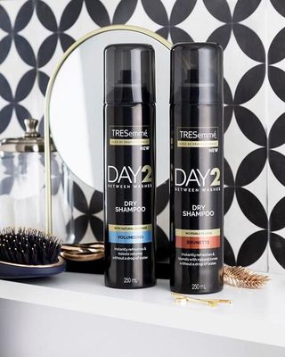TreSemmé Day2 Volumising Suchý šampon na vlasy 250 ml