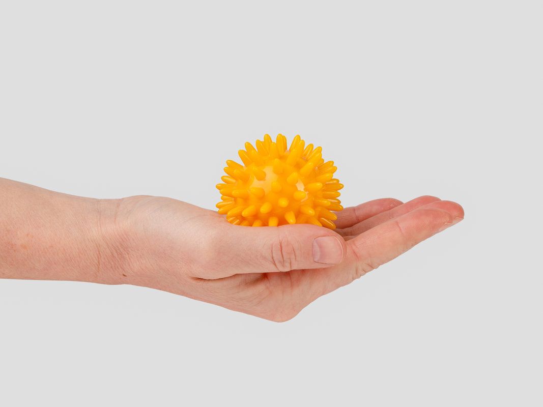 Rehabiq Masážní míček ježek, žlutý 6 cm