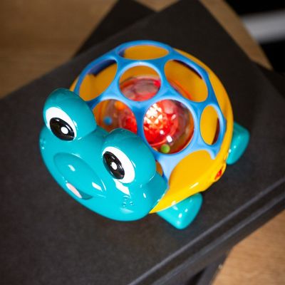 Oball Autíčko a chrastítko 2v1 Curious Car želva Neptune™ 3m+