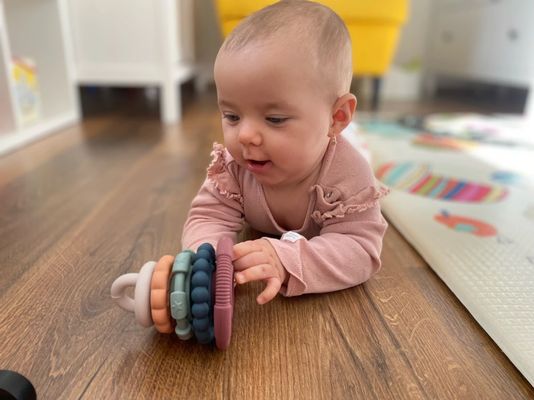 Jellystone Designs Skládací pyramida s kousátky, zemitá