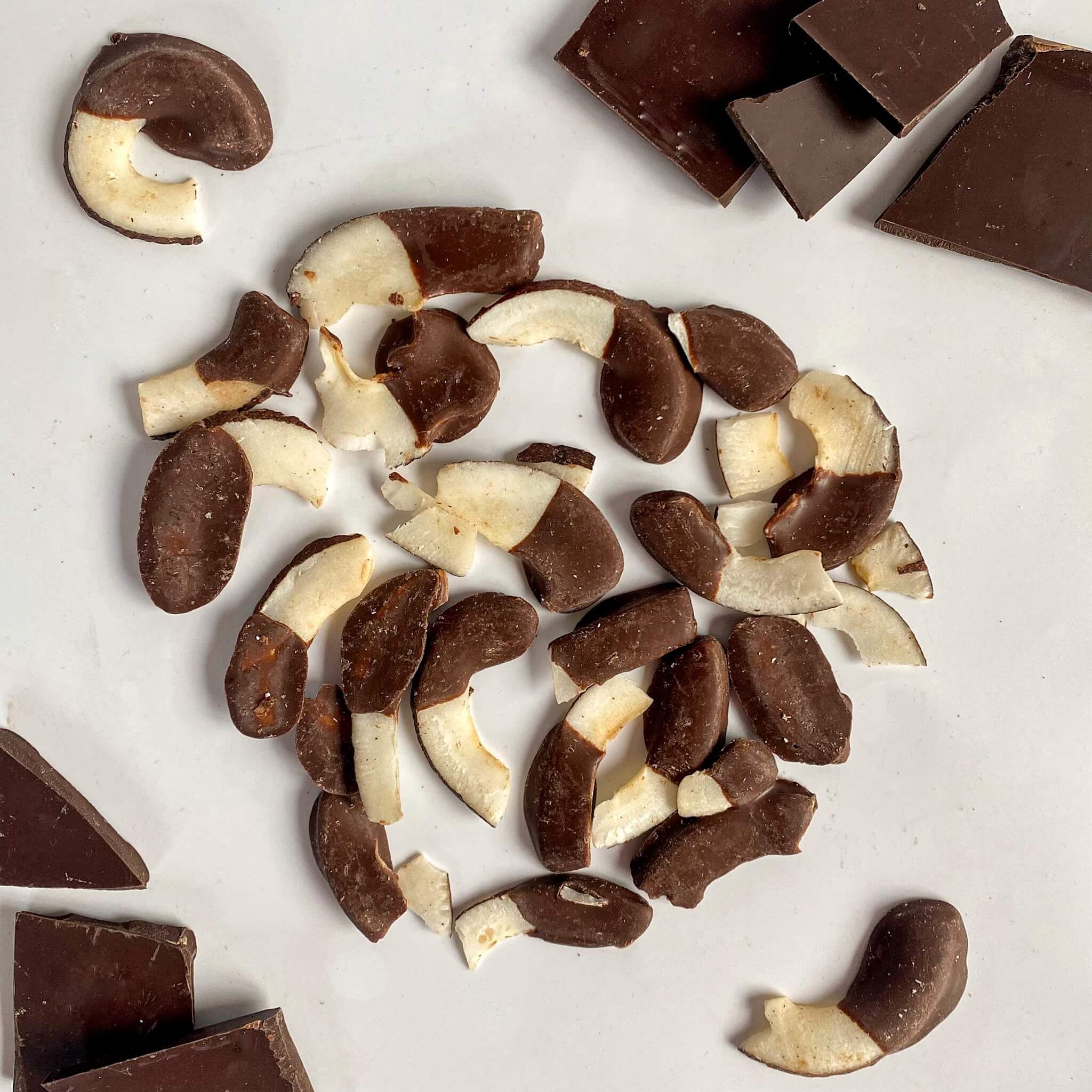 Natu Kokosové chipsy polomáčené 50% hořká čokoláda 140 g