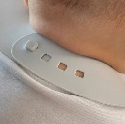BabyOno Bryndák měkký plastový s kapsou bez BPA grey 6m+