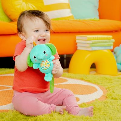 Bright Starts Hračka s melodií na C kroužku Tug Tunes™ slon 0m+