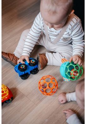 Oball Hračka autíčko Rattle&Roll™, červené 3m+