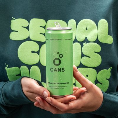 CANS Alpská perlivá voda s příchutí jablka a bezinky 330 ml