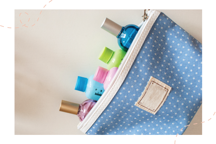 hřeben, gumička, mýdlo, sprchový gel, šampon, jelení lůj, balzám na rty, deodorant, krém na obličej