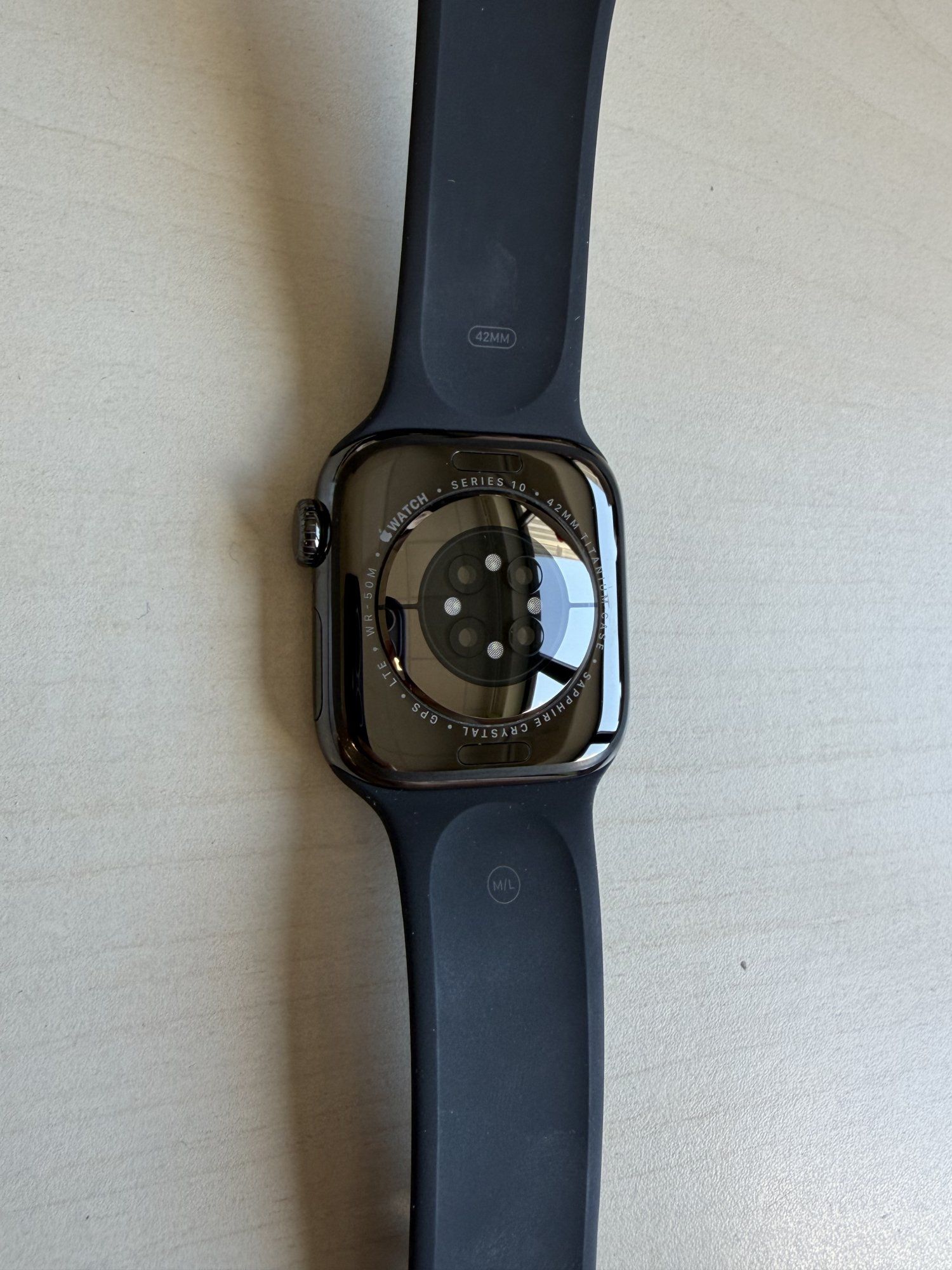 PB Apple Watch Series 10 Cellular 42mm Břidlicově šedý titan s černým sportovním řemínkem M/L