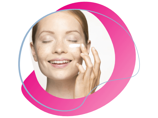 Žena, ktorá si pod oči aplikuje Bioderma Sensibio očný gél