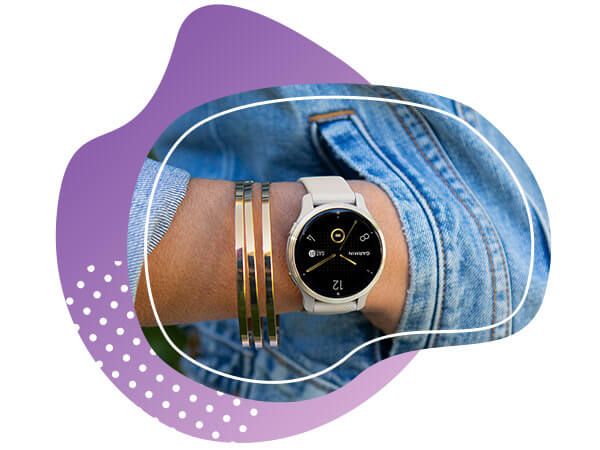 Žena se stylově vypadajícími Garmin Venu hodinkami, garmin venu