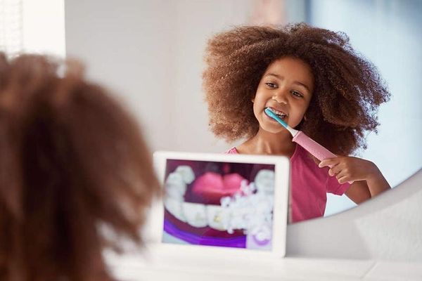 Philips Sonicare Sonický elektrický zubní kartáček dětský s bluetooth růžový HX6352/42
