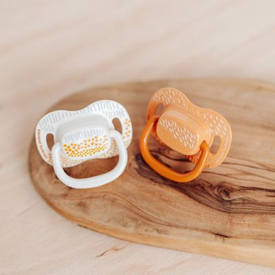 Canpol babies Set symetrických silikonových dudlíků Mountains 0-6m, žlutý 2 ks