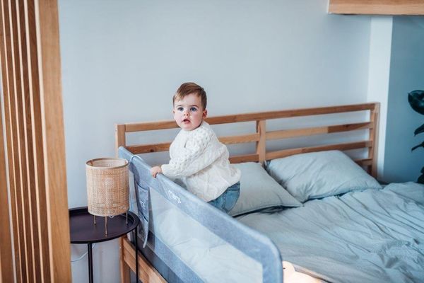 MoMi Zábrana na postel Lexi světle šedá