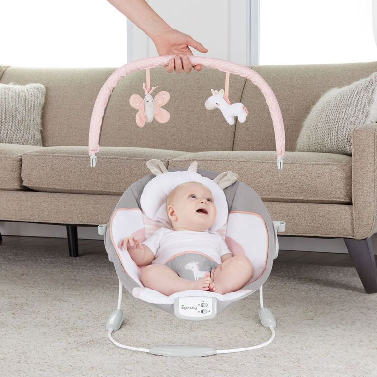Ingenuity Lehátko vibrující s melodií Flora the Unicorn™ 0m+ do 9kg 58.4 cm