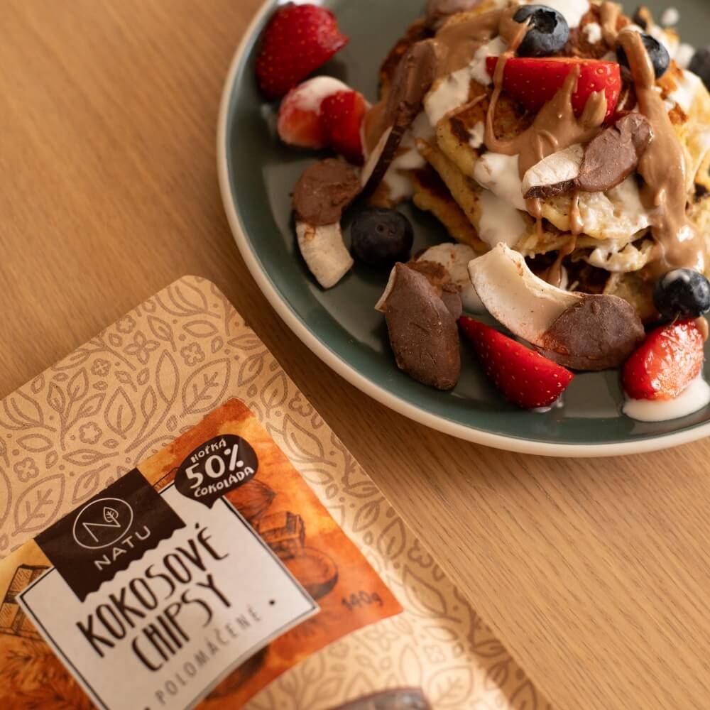 Natu Kokosové chipsy polomáčené 50% hořká čokoláda 140 g