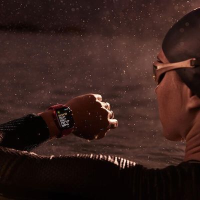 Apple Watch Series 9 45mm Hvězdně bílý hliník s hvězdně bílým provlékacím řemínkem
