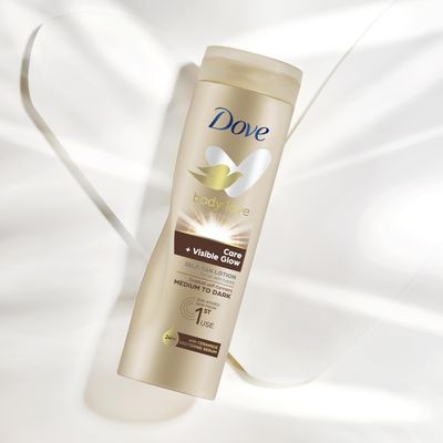 Dove Care & Visible Glow med-dark samoopalovací tělové mléko 250 ml