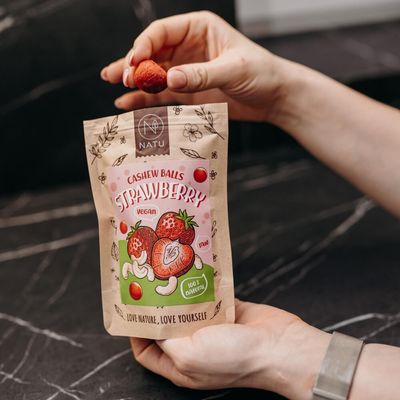 Natu Jahodové kuličky s kešu krémem 70 g