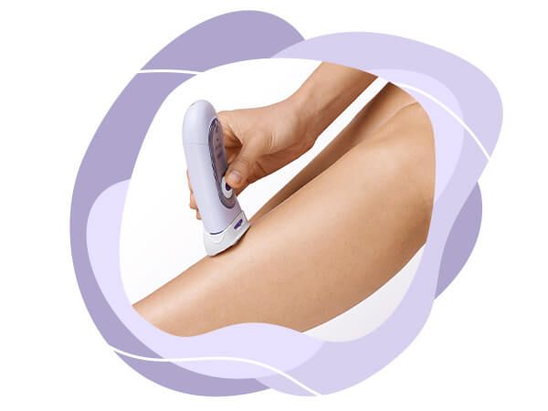 Žena, která si holí nohy pomocí Braun holicího strojku Lady Shave 5560
