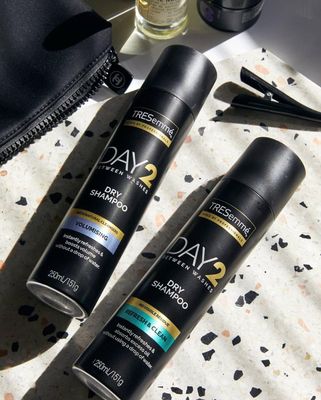TreSemmé Day2 Volumising Suchý šampon na vlasy 250 ml