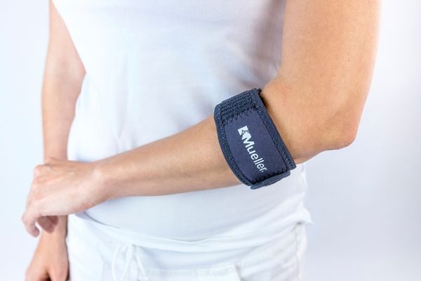 Mueller Adjust-to-fit tennis elbow support Pásek na tenisový loket s gelovým polštářkem