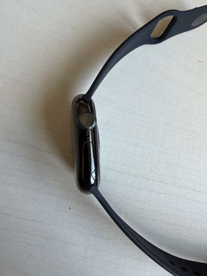 PB Apple Watch Series 10 Cellular 42mm Břidlicově šedý titan s černým sportovním řemínkem M/L