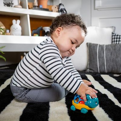 Oball Autíčko a chrastítko 2v1 Curious Car želva Neptune™ 3m+