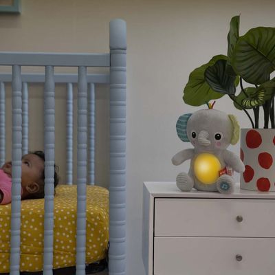 Bright Starts Hračka plyšová hudební svítící Hug-a-bye Baby™ sloník 0m+