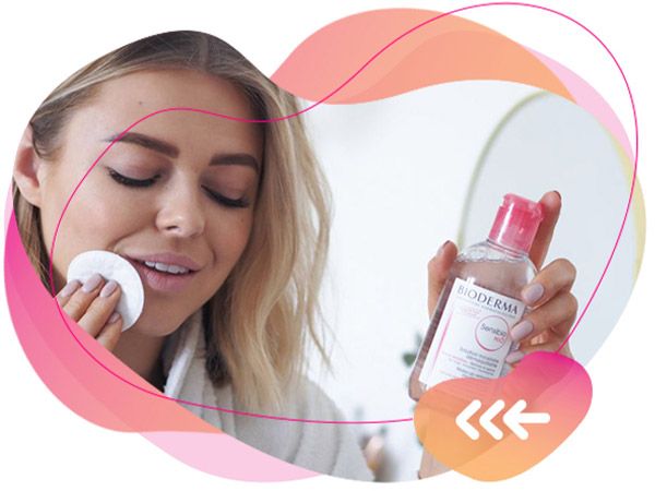 Žena, která se odličuje pomocí BIODERMA Sensibio H2O