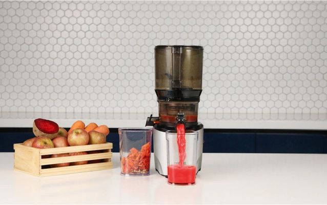 Kuvings AUTO10S Hands-Free Slow Juicer Šnekový odšťavňovač stříbrná matná