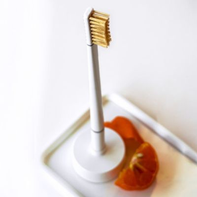 Piuma zubní kartáček s vitamínem C + držák, medium bílý