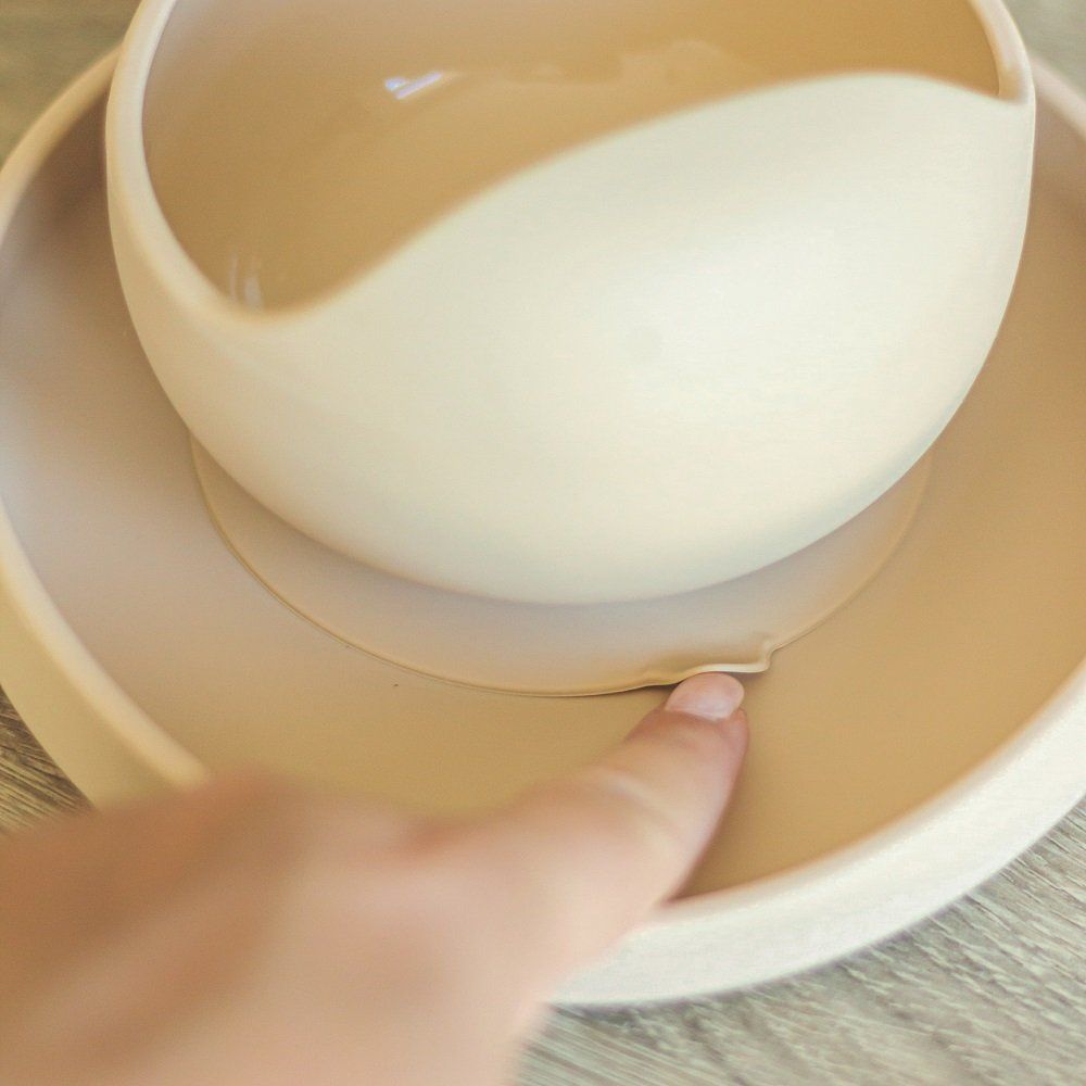 Petite&Mars Set jídelní silikonový TAKE&MATCH talíř + příbor Deset Sand 6m+ 2 ks