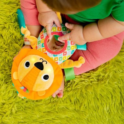 Bright Starts Hračka s melodií na C kroužku lev Huggin' Lights ™0m+