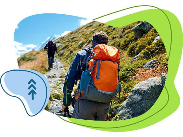 Turisti, ktorých čaká výstup na horu