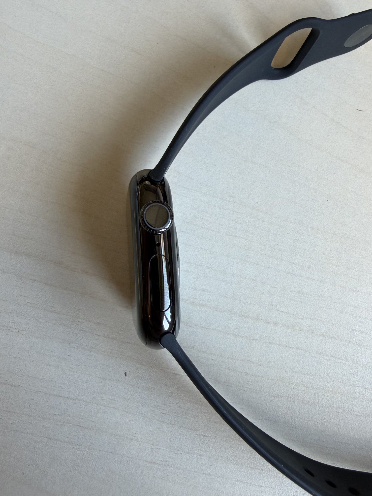 PB Apple Watch Series 10 Cellular 42mm Břidlicově šedý titan s černým sportovním řemínkem M/L