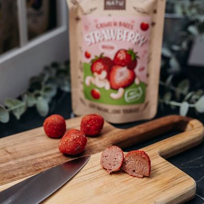 Natu Jahodové kuličky s kešu krémem 70 g