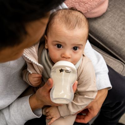 Tommee Tippee CTN Kojenecká Lahev ANTI-COLIC Pomalý Průtok 260 ml 0m+, Různé Barvy 3 ks