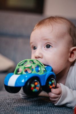 Oball Hračka autíčko Rattle&Roll™, modré 3m+