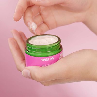 Weleda Smoothing day cream rozjasňující denní krém Divoká růže a bílý čaj 40 ml