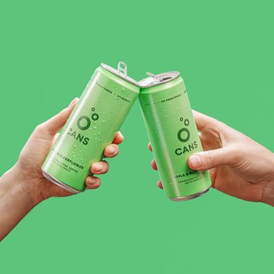 CANS Alpská perlivá voda s příchutí jablka a bezinky 330 ml