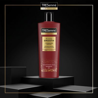 TreSemmé Keratin Smooth Šampon pro hladké a lesklé vlasy 685 ml