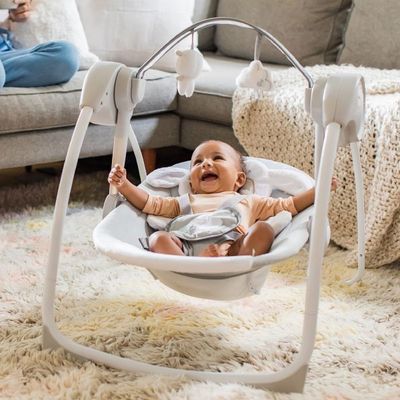Ingenuity Houpačka s melodií Cuddle Lamb do 9 kg