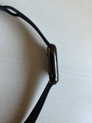 PB Apple Watch Series 10 Cellular 42mm Břidlicově šedý titan s černým sportovním řemínkem M/L