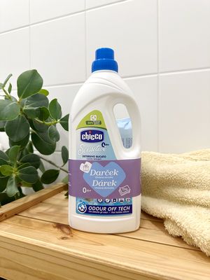 Chicco Prací gel Baby Sensitive + vlhčené ubrousky zdarma