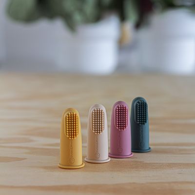 Petite&Mars Sada silikonových zubních kartáčků na prst Ochre&Green 0m+ 2 ks