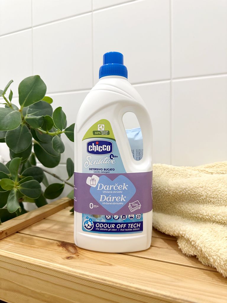 Chicco Prací gel Baby Sensitive + vlhčené ubrousky zdarma