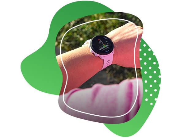 Běžkyně s Garmin Forerunner hodinkami, garmin forerunner